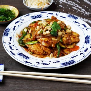 329. Poulet sauté sauce Jiang-bo cacahuettes